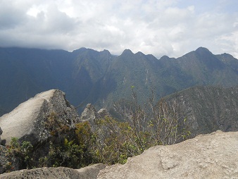 Machu Picchu, mirador Huaynapicchu, piedras
                    gigantes cortadas de la cantera en la punta con la
                    vista a monta�as al fondo 03