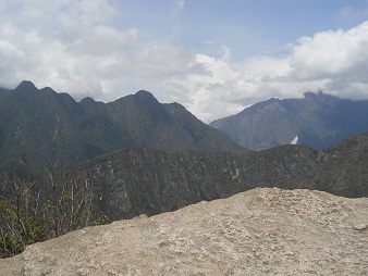 Machu Picchu, mirador Huaynapicchu, piedras
                    gigantes cortadas de la cantera en la punta con la
                    vista a monta�as al fondo 04