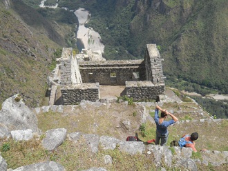 Bajada de Huaynapicchu: casita con
vista al valle Bajada de Huaynapicchu: casita con vista al
valle