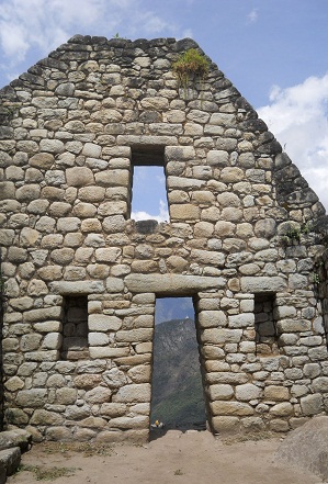 Bajada de Huaynapicchu: la casita,
puerta con muro con ventanas, foto
panorámica Bajada de Huaynapicchu: la
casita, puerta con muro con ventanas, foto
panorámica