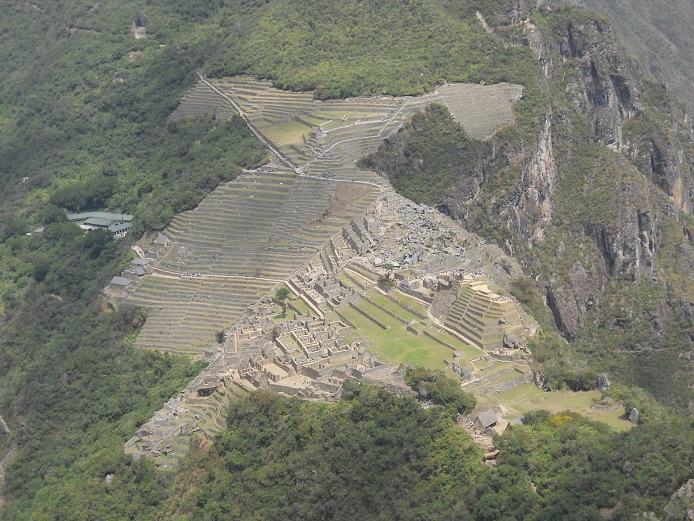 Bajada de Huaynapicchu,
vista a Machu Picchu, primer plano 02 Bajada de Huaynapicchu, vista a Machu Picchu,
primer plano 02