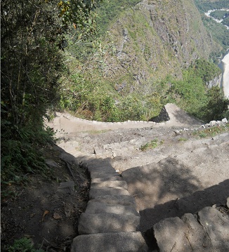 Abstieg von Huaynapicchu,
unregelmässige, lange Treppe für kleine
Füsse - da fehlt ein Sicherungsseil,
Panoramafoto Abstieg von Huaynapicchu,
unregelmässige, lange Treppe für kleine
Füsse - da fehlt ein Sicherungsseil,
Panoramafoto