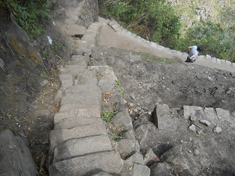 Bajada de Huaynapicchu, escalera
irregular escarpada, primer plano 1 Bajada de Huaynapicchu, escalera
irregular escarpada, primer plano 1