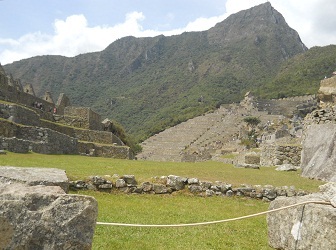 Machu Picchu: plaza central con
                                entrada y monta�as al fondo