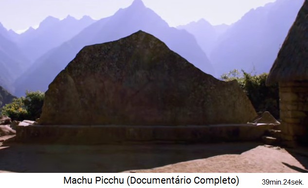 Der Heilige Gigastein in Machu Picchu ist wie die Bergsilhouette des Bergs Yanantin im Hintergrund