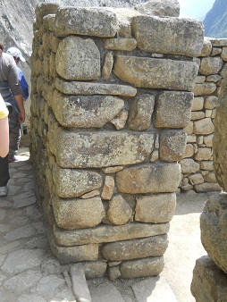 Muro inclinado contra terremotos, as� son todos                    en Machu Picchu