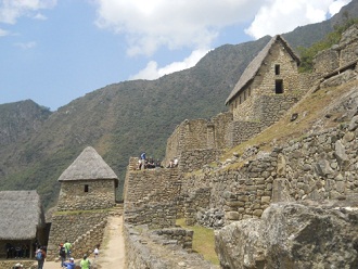 Machu Picchu: Die R�ckseite der Wachh�uschen [oder Ruheh�uschen oder Festh�tten?]