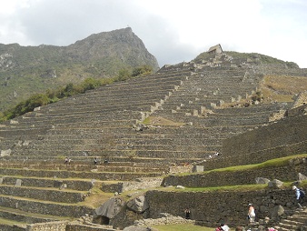 Machu Picchu, der Sektor der Landwirtschaft mit Terrassen und Bergen im Hintergrund 02