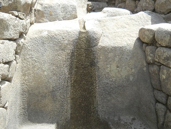 Machu Picchu: Stufenstein mit Kan�lchen und Wasser 01