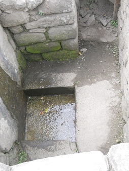 Zisterne 02, in die flache Steinplatte gehauen