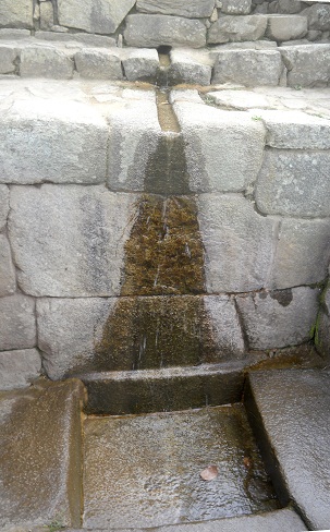 Grosse Stufe mit dem Wasserkan�lchen mit einem Wasserbecken (Zisterne), Panoramafoto