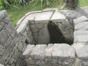 Kan�lchen in Kurvenform, und dann geht das Wasser die Stufe runter 1