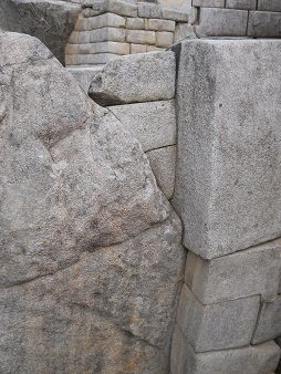 Mauerecke der Zisterne, da sind Inka-Mauersteine integriert, auch dreieckige Steine