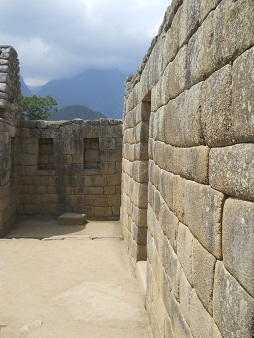 Inkazimmer in Machu Picchu: Aussenmauer mit T�r�ffnung