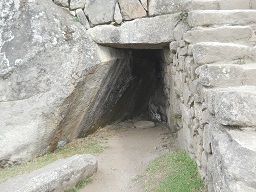 Machu Picchu: Grosse Nische mit geschnittenen Gigasteinen und geschnittenem Fels
