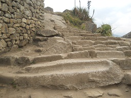 Machu Picchu: Immer trifft man auf Treppen, die aus einem St�ck aus dem Fels herausgehauen sind 6