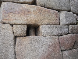 Machu Picchu: Haupt-Sonnentor, Aussparungen mit Bolzen 2