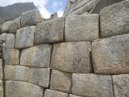 Die Mauer des Sonnentempels mit dem Tempelraum oben dr�ber