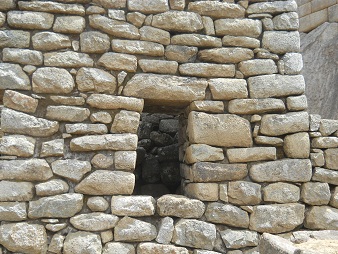 Machu Picchu: Ein Fensterchen in einem Nachbarhaus des Sonnentempels