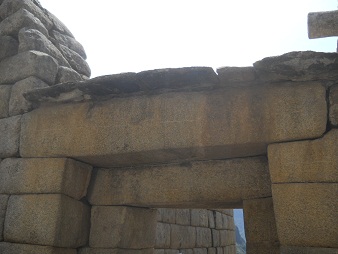 Die Haupt-T�r�ffnung zum Sonnentempel ist mit perfekt geschnittenen Steinen gemacht - und ist doppelt eingerahmt 01