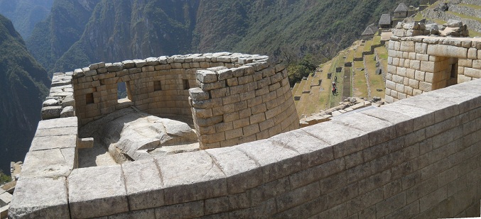 Machu Picchu, die Sicht auf den Sonnentempel von oben und auf die Terrassen im Hintergrund