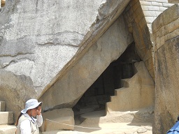 Der Eingang zur Mumienh�hle mit einer weiteren Treppe aus einem einzigen St�ck
