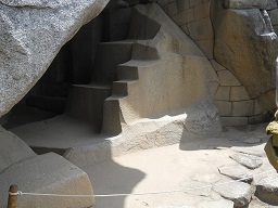 Der Eingang zur Mumienh�hle mit einer weiteren Treppe aus einem einzigen St�ck und die Kurvenmauer mit kurvig verdrehten Kurvensteinen