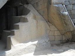 Mumienh�hle: Die Treppe aus einem St�ck 3 mit der verdrehten Kurvenmauer