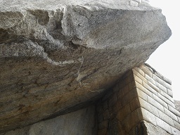 Mumienh�hle in Machu Picchu: Die Verbindung des Fels mit der Steinmauer - der Fels ist absolut flach geschnitten 1