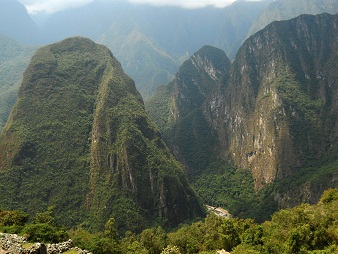 Machu Picchu: Sicht von der Mumienh�hle auf den Berg Putucusi