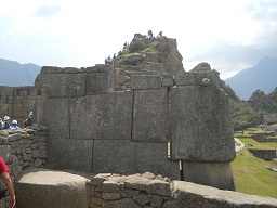 Machu Picchu: Der Tempel zu den 3 Fenstern, die rechte Mauer hat einen Erdbebenschaden 2: Man kann durch die L�cher hindurchsehen