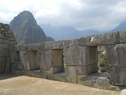 Tempel zu den 3 Fenstern: 3 Fenster mit dem Aussichtsberg Huaynapicchu im Hintergrund