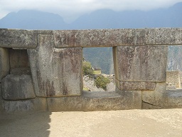 Tempel zu den 3 Fenstern, die linke Nische und die Sicht aus dem Fenster