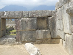 Fenster mit der rechten Nische und der rechten Seitenmauer