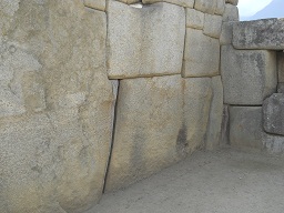 Machu Picchu: Tempel zu den 3 Fenstern: Die linke Mauer, Nahaufnahme, Details der Mauer 2