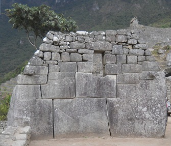 Tempel zu den 3 Fenstern: Die R�ckseite der linken Mauer - Nahaufnahme