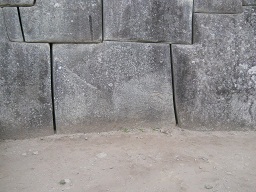 Tempel zu den 3 Fenstern: Die R�ckseite der linken Mauer - Detail 2