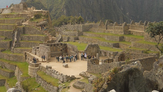 Machu Picchu: Aussicht vom Steinbruch aus auf den Haupttempel, daneben ist der Tempel zu den 3 Fenstern, und im Hintergrund ist die Treppe, die zur Sonnenuhr f�hrt