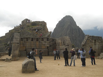 Machu Picchu: Haupttempel, die Sicht von nahe vom Heiligen Platz aus
