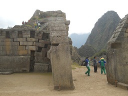 Machu Picchu: Haupttempel: Der Innenraum und die Mittelmauer 4