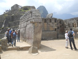 Der Haupttempel von Machu Picchu, der linke Teil mit den Gigasteinen der linken Seitenmauer