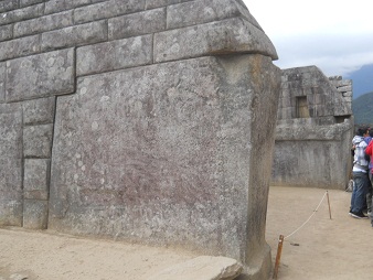 Der Haupttempel von Machu Picchu: Die linke Mauer mit dem Gigastein