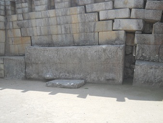 Machu Picchu: Der Haupttempel mit dem zentralen Gigastein (Opferstein)