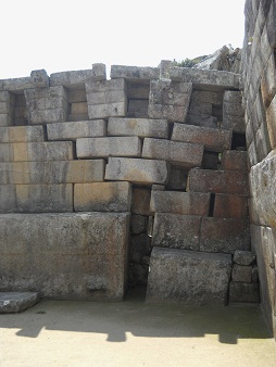 Machu Picchu: Der Haupttempel mit dem Erdbebenschaden