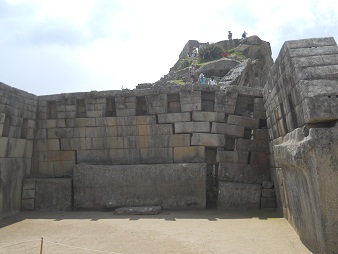 Machu Picchu: Der Haupttempel mit dem Innenraum und der Mittelmauer