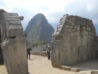 Machu Picchu: Der Hausberg Huaynapicchu zwischen der rechten Mauer des Haupttempels und der linken Mauer des Tempels zu den 3 Fenstern