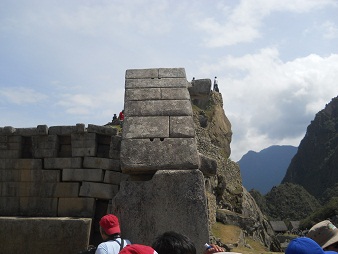 Die rechte Tempelmauer des Haupttempels mit ihren 2 L�chern
