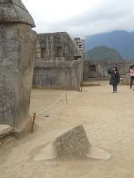 Machu Picchu: Das "S�dkreuz" auf dem Heiligen Platz des Haupttempels 02