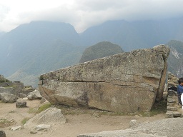 Der grosse Steinbruch von Machu Picchu: Noch ein geschnittener Gigastein