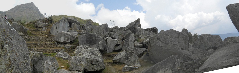 Der grosse Steinbruch von Machu Picchu und sein Steinechaos, grosses Panoramafoto